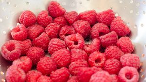 Preview wallpaper raspberries, berries, ripe, macro