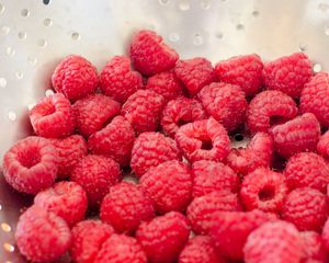 Preview wallpaper raspberries, berries, ripe, macro