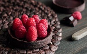 Preview wallpaper raspberries, biscuits, chocolate, dessert