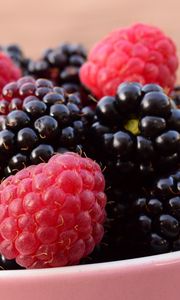 Preview wallpaper raspberries, blackberries, berries, bowl