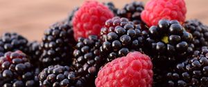 Preview wallpaper raspberries, blackberries, berries, bowl