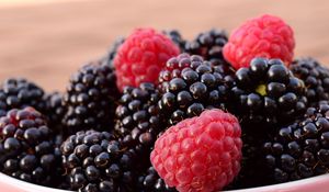 Preview wallpaper raspberries, blackberries, berries, bowl