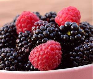 Preview wallpaper raspberries, blackberries, berries, bowl