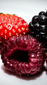 Preview wallpaper raspberries, blackberries, juicy, berry