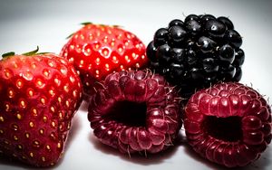 Preview wallpaper raspberries, blackberries, juicy, berry