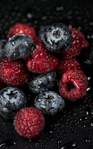 Preview wallpaper raspberries, blueberries, berries, drops