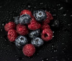 Preview wallpaper raspberries, blueberries, berries, drops