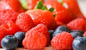 Preview wallpaper raspberries, blueberries, berries, fresh, ripe, bright