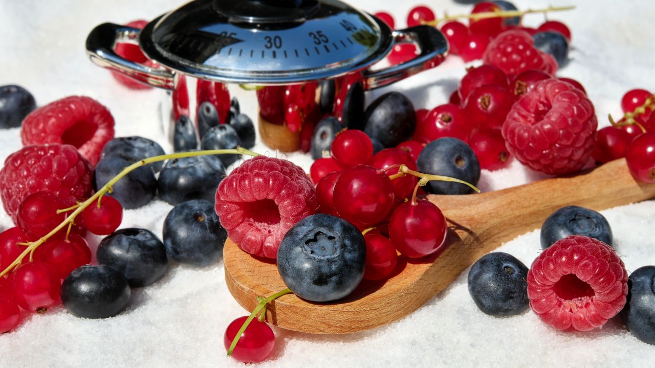 Wallpaper raspberries, blueberries, currants, berries