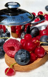 Preview wallpaper raspberries, blueberries, currants, berries