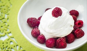 Preview wallpaper raspberries, cream, berries, plate