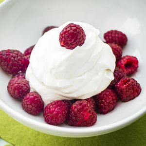 Preview wallpaper raspberries, cream, berries, plate