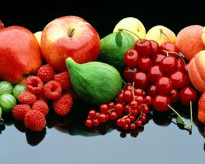 Preview wallpaper raspberries, currants, peaches