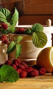 Preview wallpaper raspberries, dishes, table