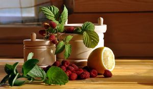 Preview wallpaper raspberries, dishes, table