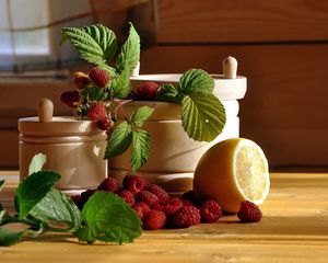 Preview wallpaper raspberries, dishes, table
