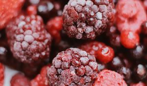 Preview wallpaper raspberries, frozen, macro, berries, red