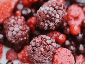 Preview wallpaper raspberries, frozen, macro, berries, red
