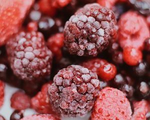 Preview wallpaper raspberries, frozen, macro, berries, red