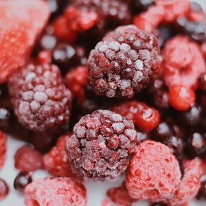 Preview wallpaper raspberries, frozen, macro, berries, red