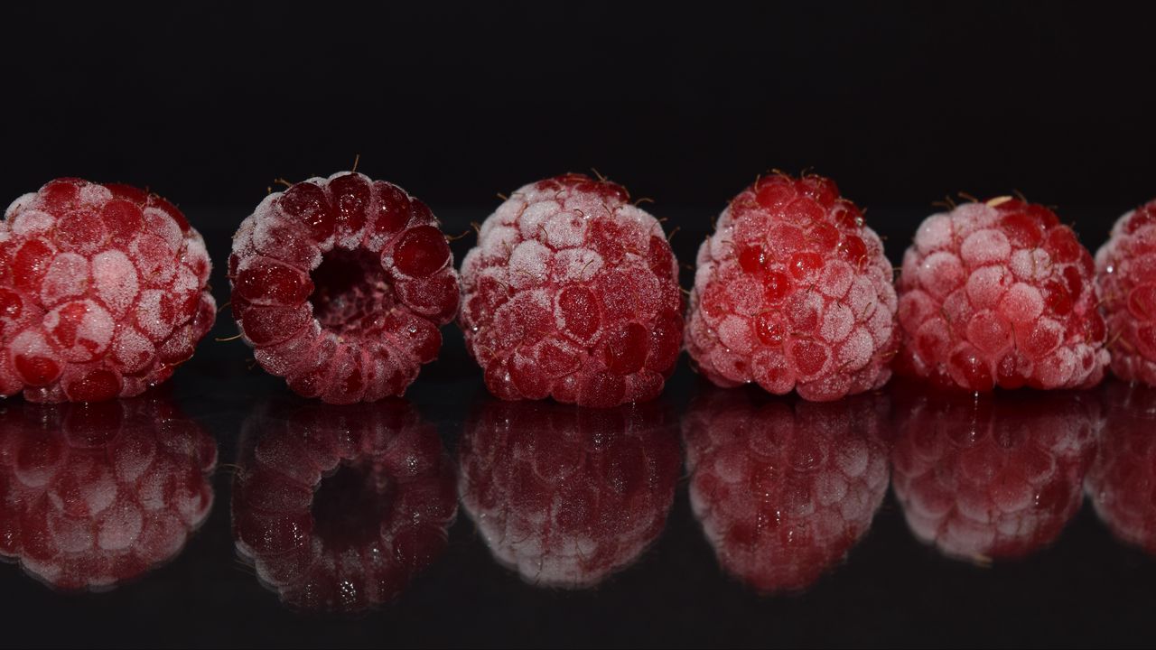 Wallpaper raspberries, frozen, reflection, berries