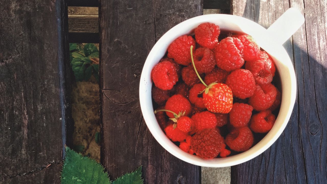 Wallpaper raspberries, strawberries, berry, leaf, boards, wooden