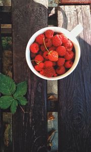 Preview wallpaper raspberries, strawberries, berry, leaf, boards, wooden