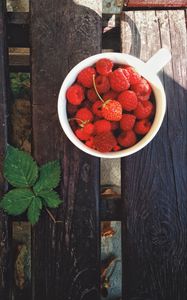 Preview wallpaper raspberries, strawberries, berry, leaf, boards, wooden