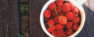 Preview wallpaper raspberries, strawberries, berry, leaf, boards, wooden