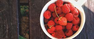 Preview wallpaper raspberries, strawberries, berry, leaf, boards, wooden