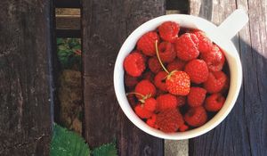 Preview wallpaper raspberries, strawberries, berry, leaf, boards, wooden