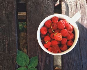 Preview wallpaper raspberries, strawberries, berry, leaf, boards, wooden