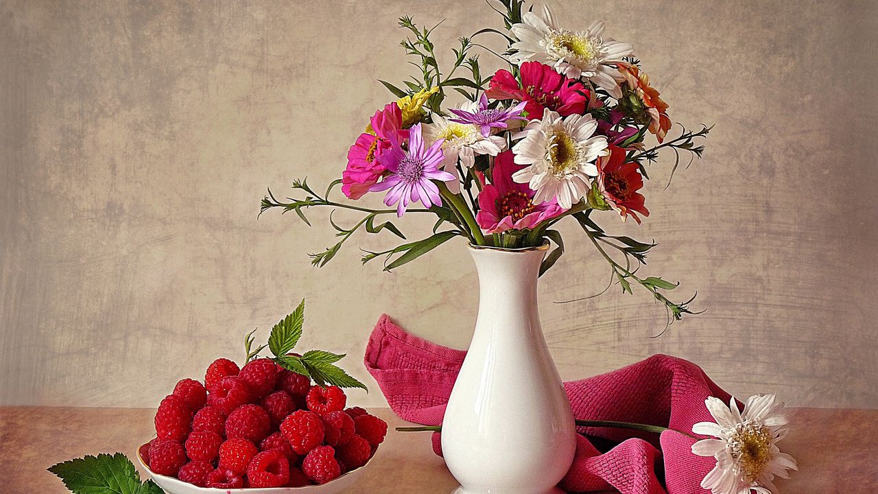 Wallpaper raspberries, vase, flowers