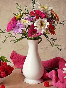 Preview wallpaper raspberries, vase, flowers