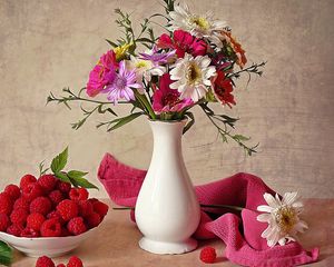Preview wallpaper raspberries, vase, flowers