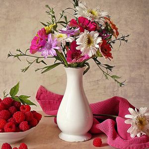 Preview wallpaper raspberries, vase, flowers