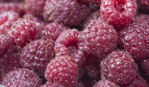 Preview wallpaper raspberry, berries, red, ripe, juicy