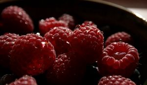 Preview wallpaper raspberry, berry, bowl, sweet, ripe