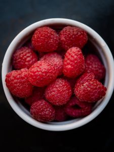 Preview wallpaper raspberry, berry, cup, fruit