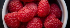 Preview wallpaper raspberry, berry, cup, fruit