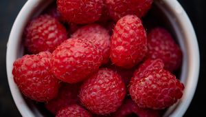 Preview wallpaper raspberry, berry, cup, fruit