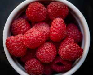 Preview wallpaper raspberry, berry, cup, fruit