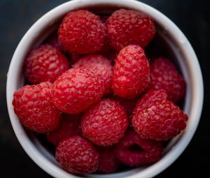 Preview wallpaper raspberry, berry, cup, fruit