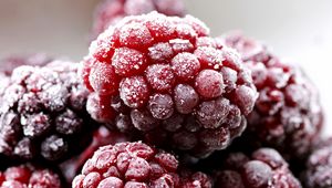 Preview wallpaper raspberry, berry, frozen, red, dark