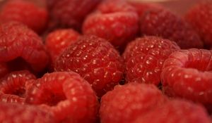 Preview wallpaper raspberry, berry, fruit, macro, red