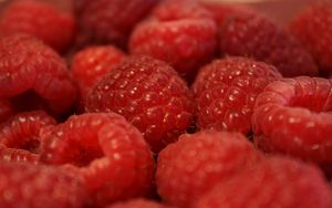 Preview wallpaper raspberry, berry, fruit, macro, red