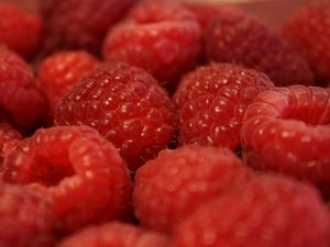 Preview wallpaper raspberry, berry, fruit, macro, red