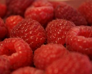 Preview wallpaper raspberry, berry, fruit, macro, red