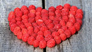 Preview wallpaper raspberry, berry, heart, wooden surface