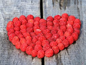 Preview wallpaper raspberry, berry, heart, wooden surface